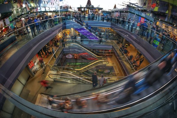 Een overdekt winkelcentrum in Rotterdam