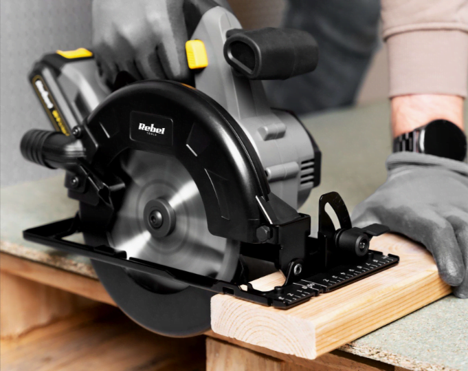 cirkelzaag van rebel tools in actie