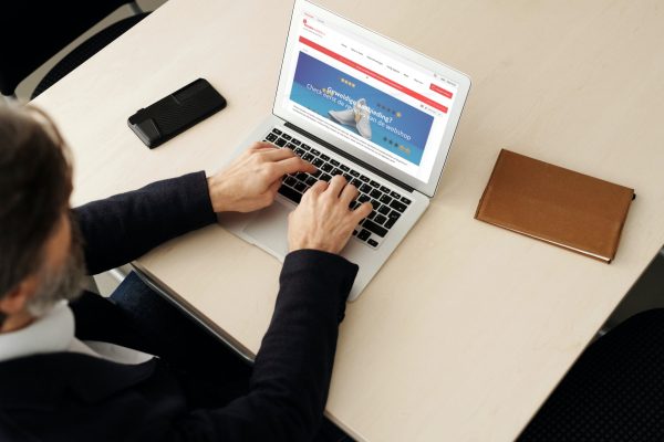 Fraudehelpdesk on a laptop