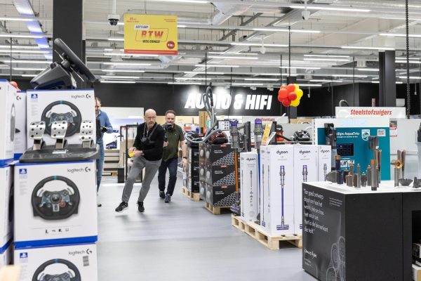 Mediamarkt opent nieuwe filialen. er wordt een lintje doorgeknipt. 