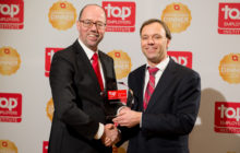 Pieter Zwart en Daphne Smit lachend op een foto