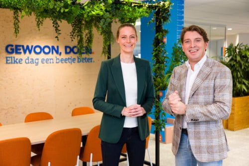 Pieter Zwart en Daphne Smit lachend op een foto