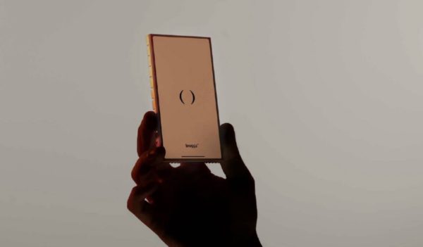 Een telefoon met daarop het logo van Breggz