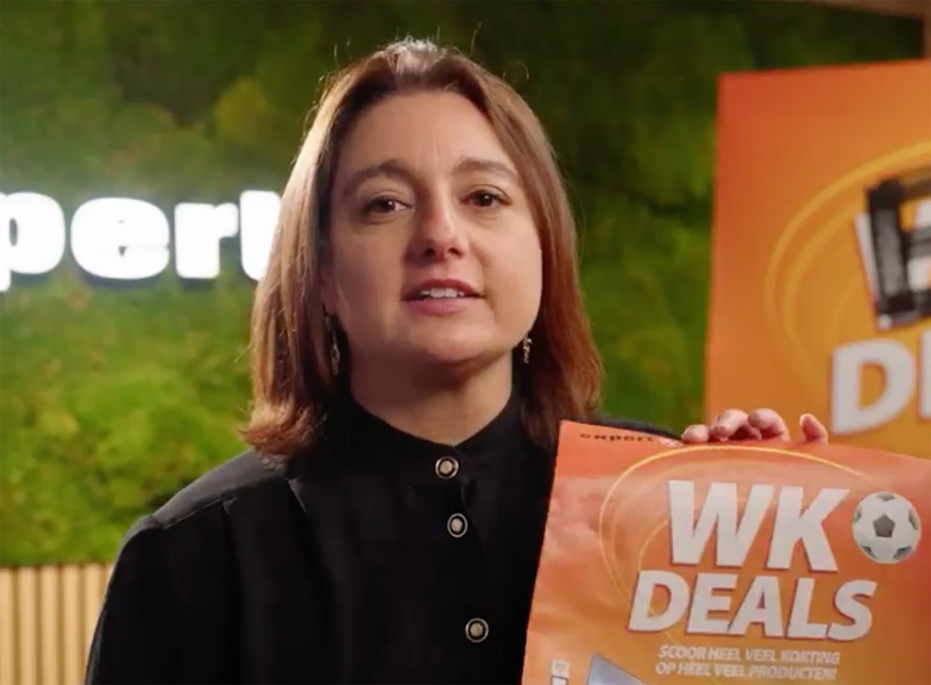 Daniele Sarlo van Expert met WK Deals folder