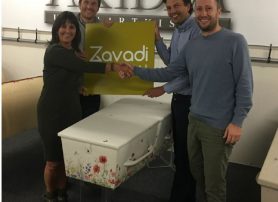 Ezviz smart camera op zonne-energie aan een huis