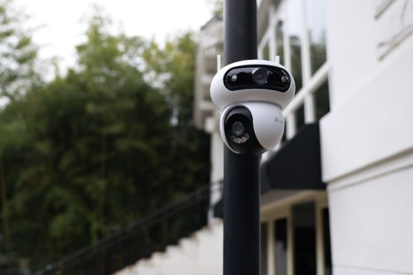 Ezviz smart camera op zonne-energie aan een huis