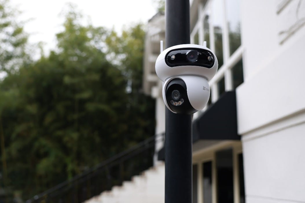 Ezviz smart camera op zonne-energie aan een huis