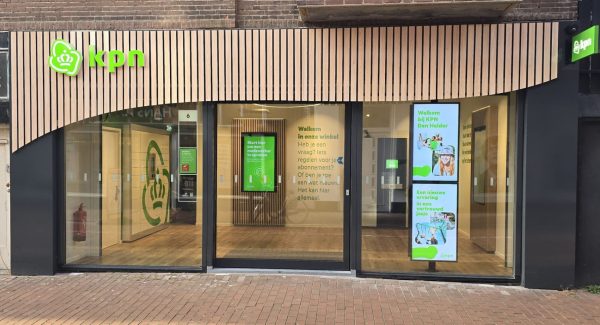 De voorkant van de KPN winkel zonder personeel.